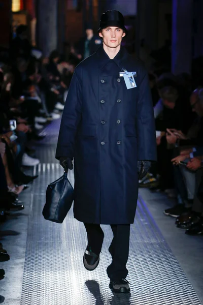 Look 16